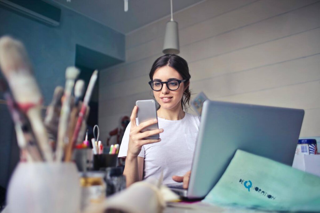 lady smartphone and PC