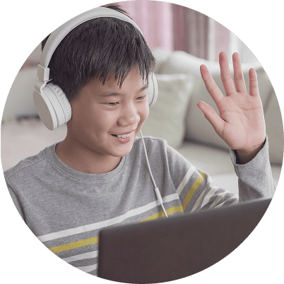 男の子がオンラインでレッスンをしている画像