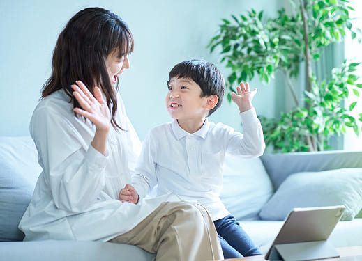 親子がハイタッチしている画像