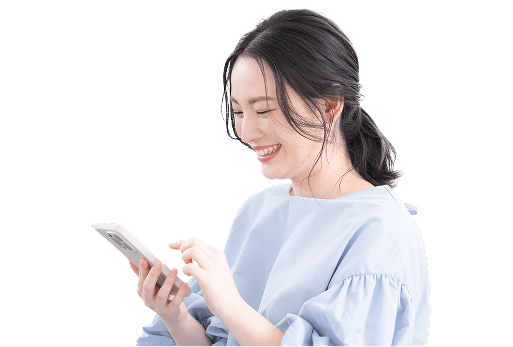 主婦がスマートフォンを操作している画像