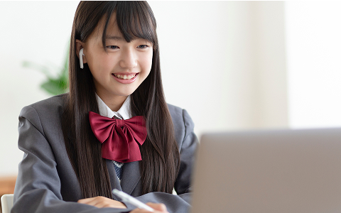 女の子がパソコンに向かってオンラインレッスンを受けているいる様子