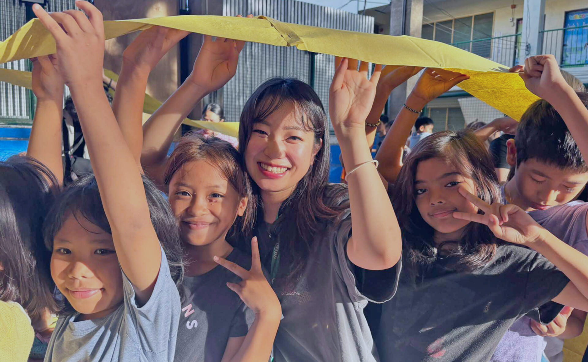 フィリピンの子ども達と日本人留学生