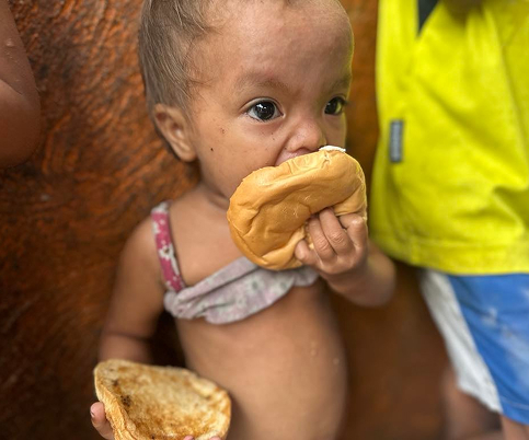 フィリピンの子どもがパンを食べている様子