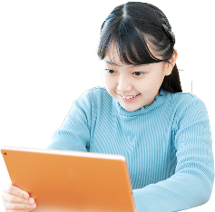 女の子がタブレットを見ている画像