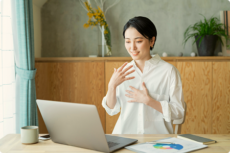 女性がオンラインで会話している画像