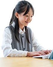 タブレットで学習する中学生の女の子