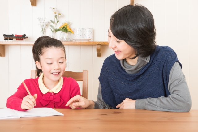 一緒に勉強をする親子