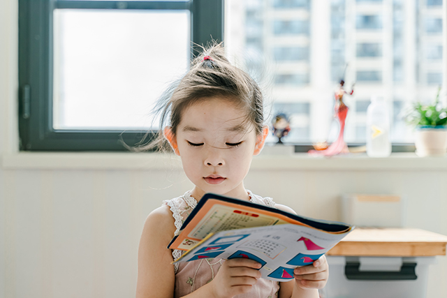 英語の勉強をする子供