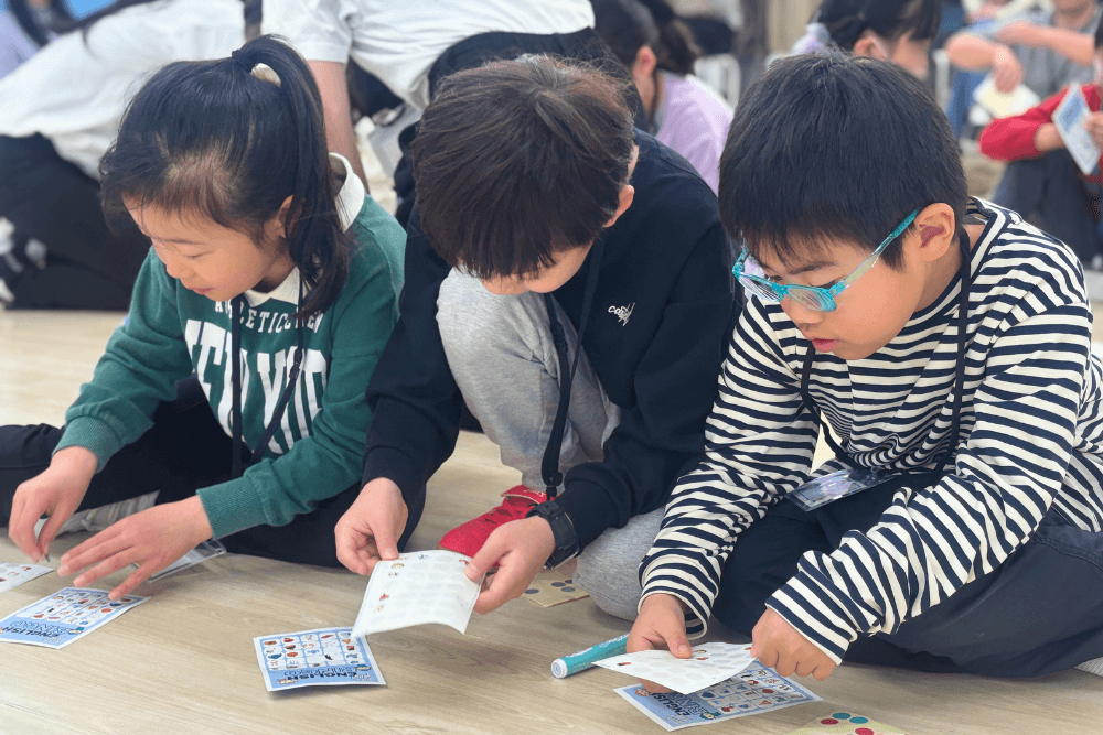 子どもたちがビンゴをしている様子