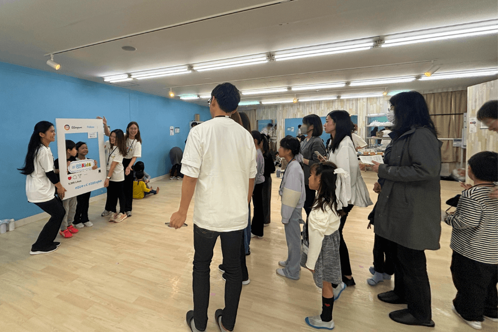 子どもと教師が写真を撮っている様子