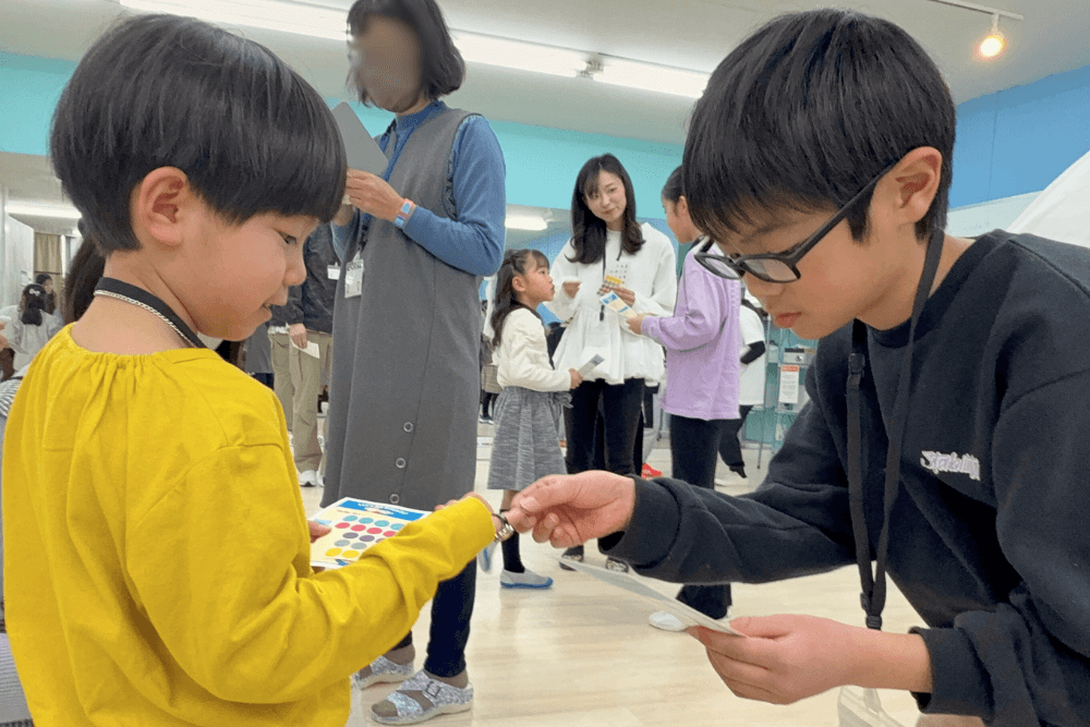 子ども二人が英会話をしている様子