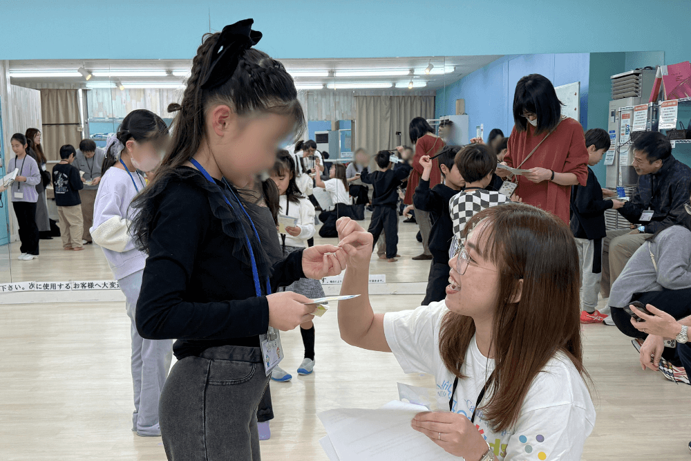 教師と子どもが英会話をしている様子