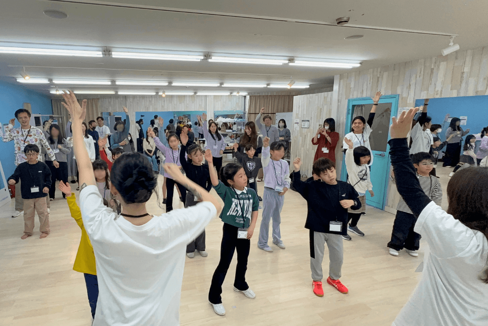 教師と子どもがズンバをしている様子