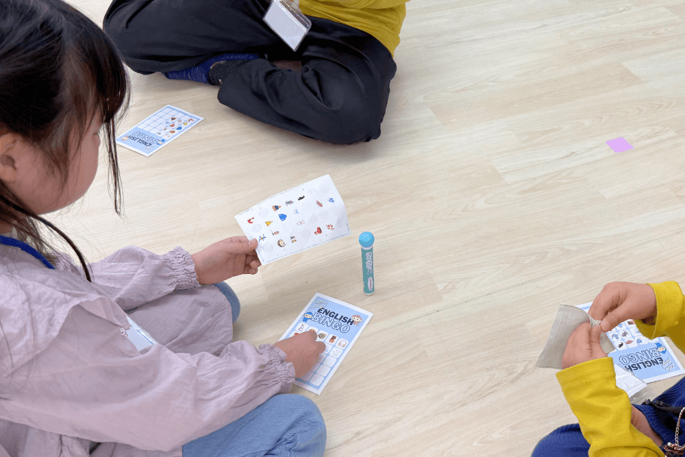 子どもたちがビンゴをしている様子
