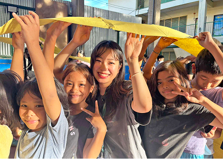 フィリピンの子ども達とレクリエーションをしている様子