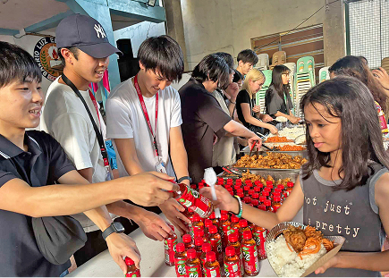 フィリピンの子ども達へ食事を配膳している様子
