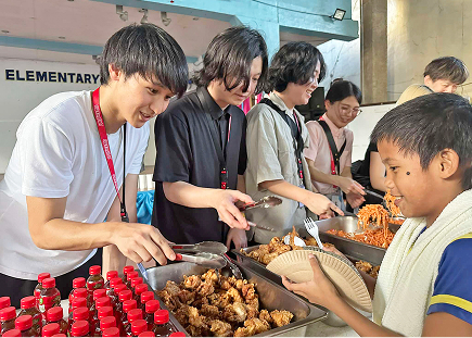 フィリピンの子ども達へ食事を配膳している様子